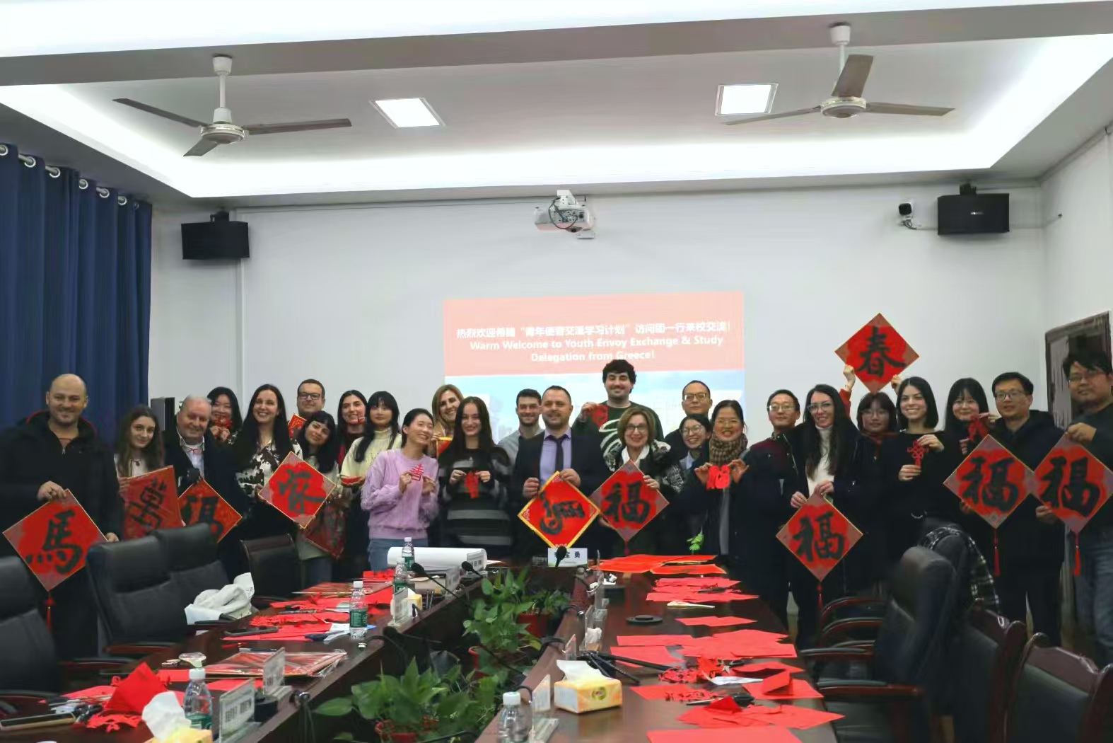 中希青年共書“友誼萬歲”，剪紙傳情迎新春——外國語學(xué)院希臘師生訪學(xué)團(tuán)文化交流活動(dòng)紀(jì)實(shí)